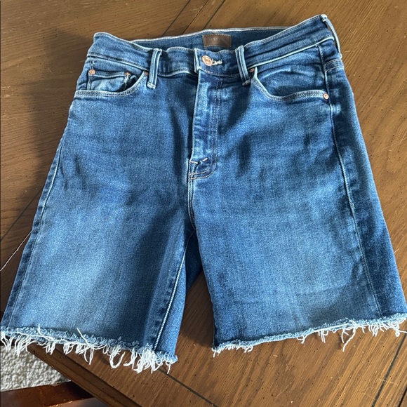 MOTHER Pants - MOTHER The Weekender Fray Denim Shorts Take it Easy Wash Sz 28 6” inseam EUC